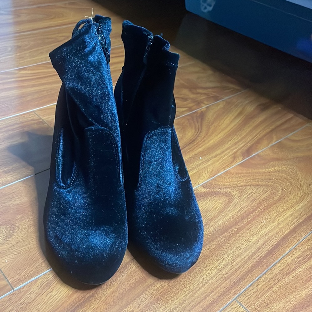 Black boot heals - Picture 2 of 5